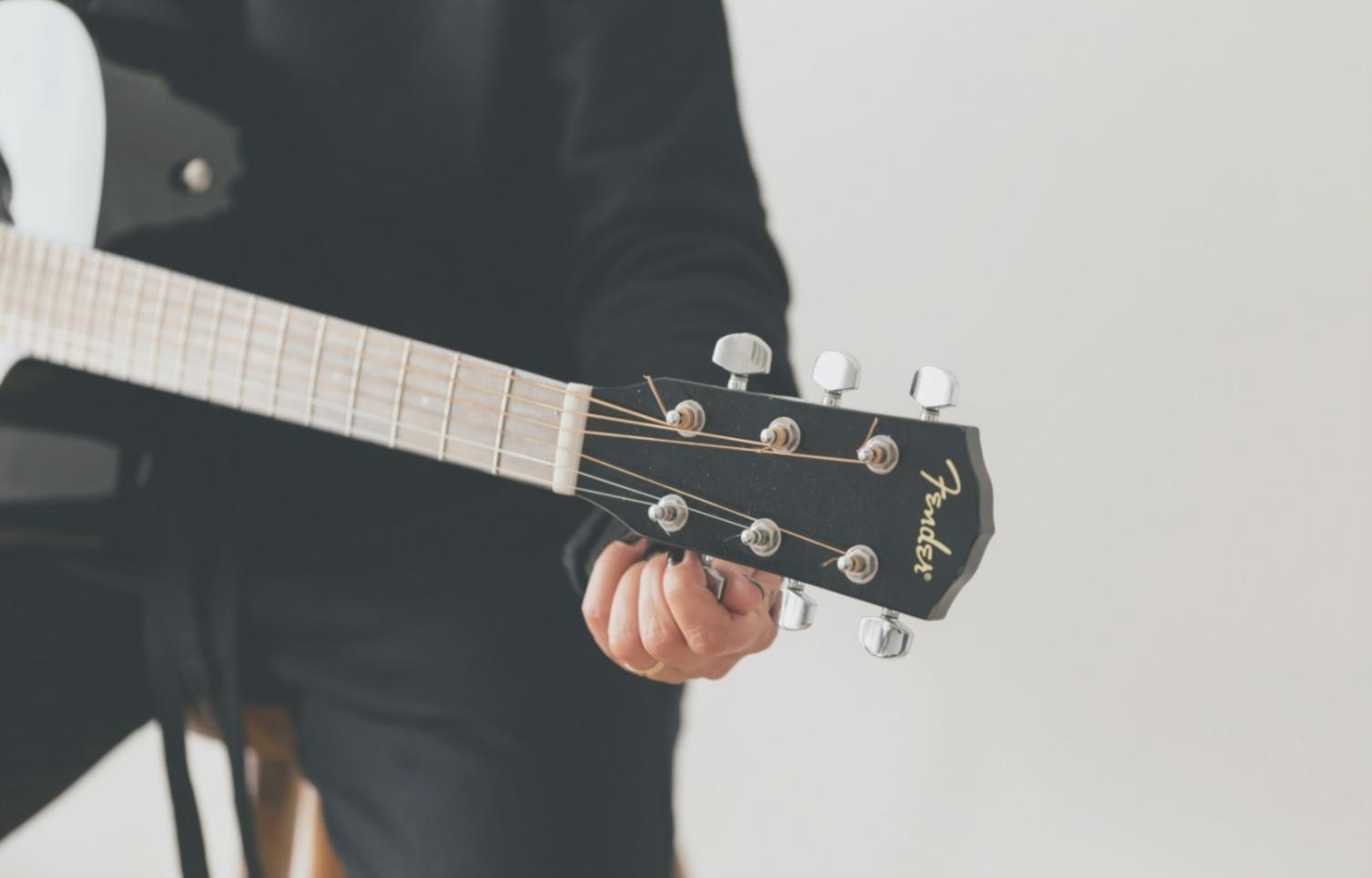 Detailansicht von Musiknoten und Instrument