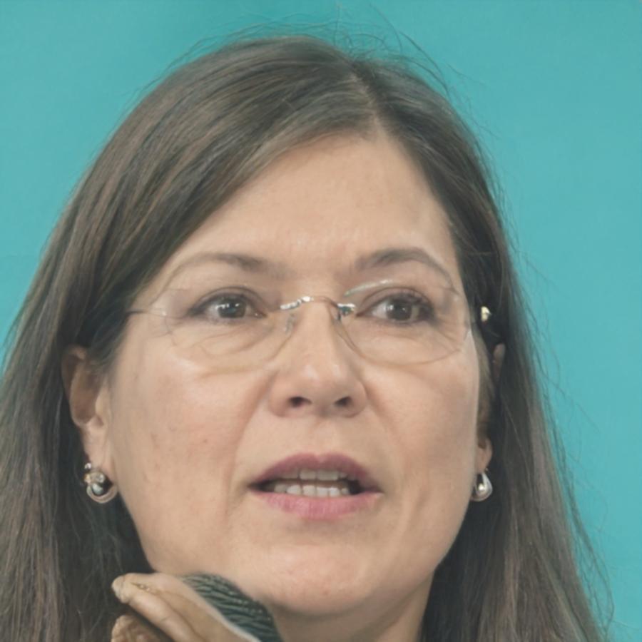 Dozentin Lotte Brenner bei der Arbeit am Klavier