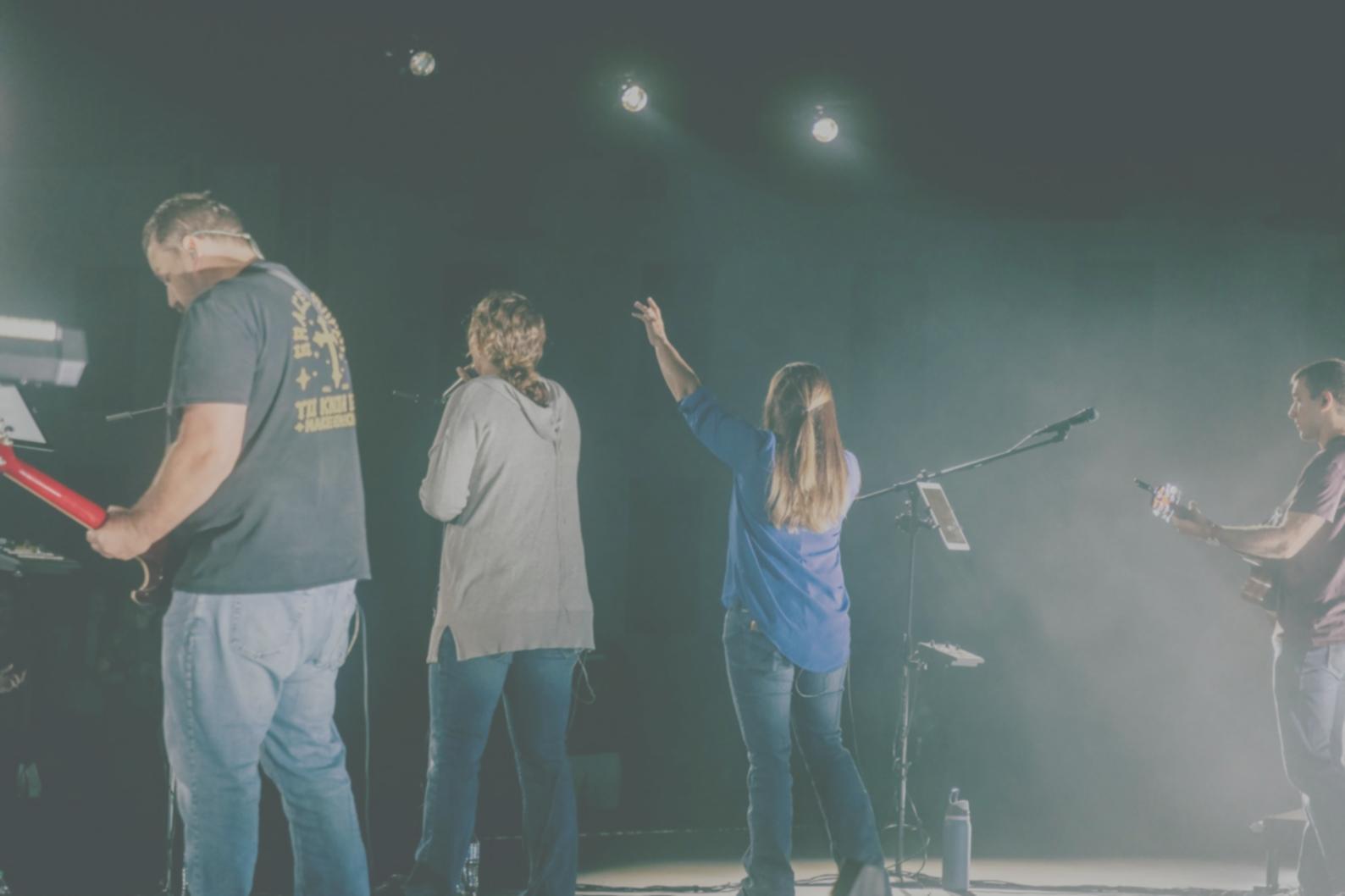 Gruppe von Musikern während einer gemeinsamen Übungssession